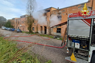 Urbino -  Rogo nella notte a Petriano, tre appartamenti evacuati e un intossicato